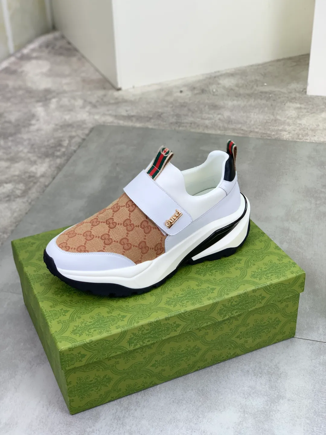 Men's Men's Shoes P440 💰[New Style] 🆘 The latest model from Gucci's official website🎁Classic casual and fashionable men's shoes👟Hot style💥The style is simple and elegant, exclusive for trendy men. Unique official website latest brand elements👑Gucci original decoration, fashionable and generous, the fabric is made of original soft calfskin➕Comfortable soft sheepskin lining ✅The official website specifies wear-resistant foam outsole_full of elasticity, classic model taken in real life🎬Color: 3️⃣colors available😍Number: 38-44